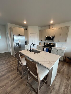 Micro-ondes, four, plaque de cuisson, lave-vaisselle