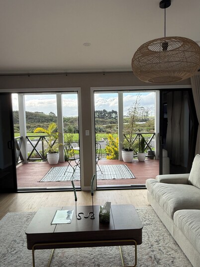 Riverfront Pet Friendly Minimalist Karaka Stay – Close to Motorway