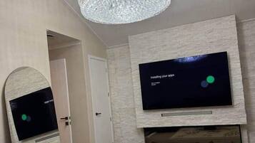 Smart TV, fireplace