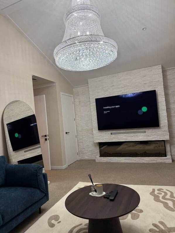 Smart TV, fireplace
