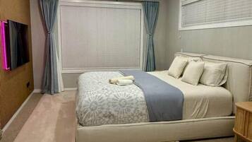 3 bedrooms, free WiFi, bed sheets, wheelchair access
