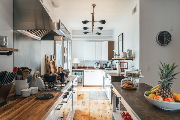 Refrigerador con freezer, microondas, placa de cocina, lavavajillas