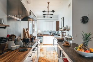 Full-sized fridge, microwave, stovetop, dishwasher