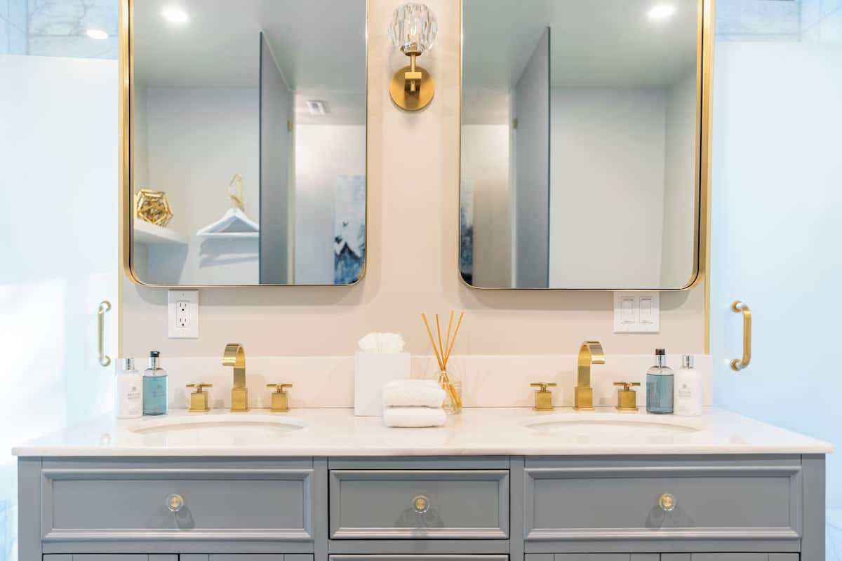 Suite | Bathroom | Shower, hair dryer, towels, soap