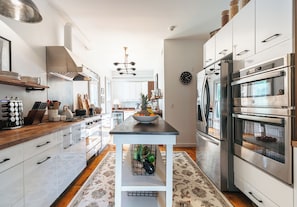 Full-size fridge, microwave, stovetop, dishwasher