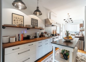 Großer Kühlschrank, Mikrowelle, Herdplatte, Geschirrspüler