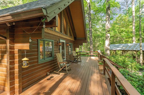 Cozy 2-bedroom cabin in charming Pittsboro with fitness room, AC