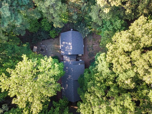 Cozy 2-bedroom cabin in charming Pittsboro with fitness room, AC