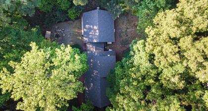 Cozy 2-bedroom cabin in charming Pittsboro with fitness room, AC