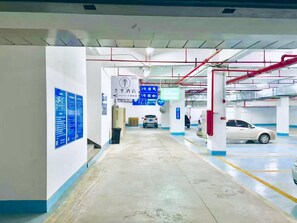 A clean, well-lit parking garage with clear directional signage, including a sign for a hotel. - Ji Hotel Guangzhou North Railway Station (Guangzhou)