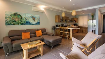 Basic Condo, 2 Bedrooms, Non Smoking, Ocean View | Living area