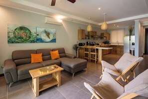 Basic Condo, 2 Bedrooms, Non Smoking, Ocean View | Living area