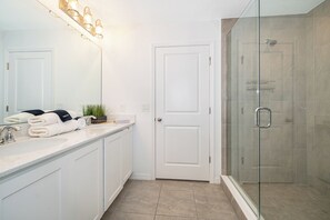 Haartrockner, Handtücher, Seife, Toilettenpapier