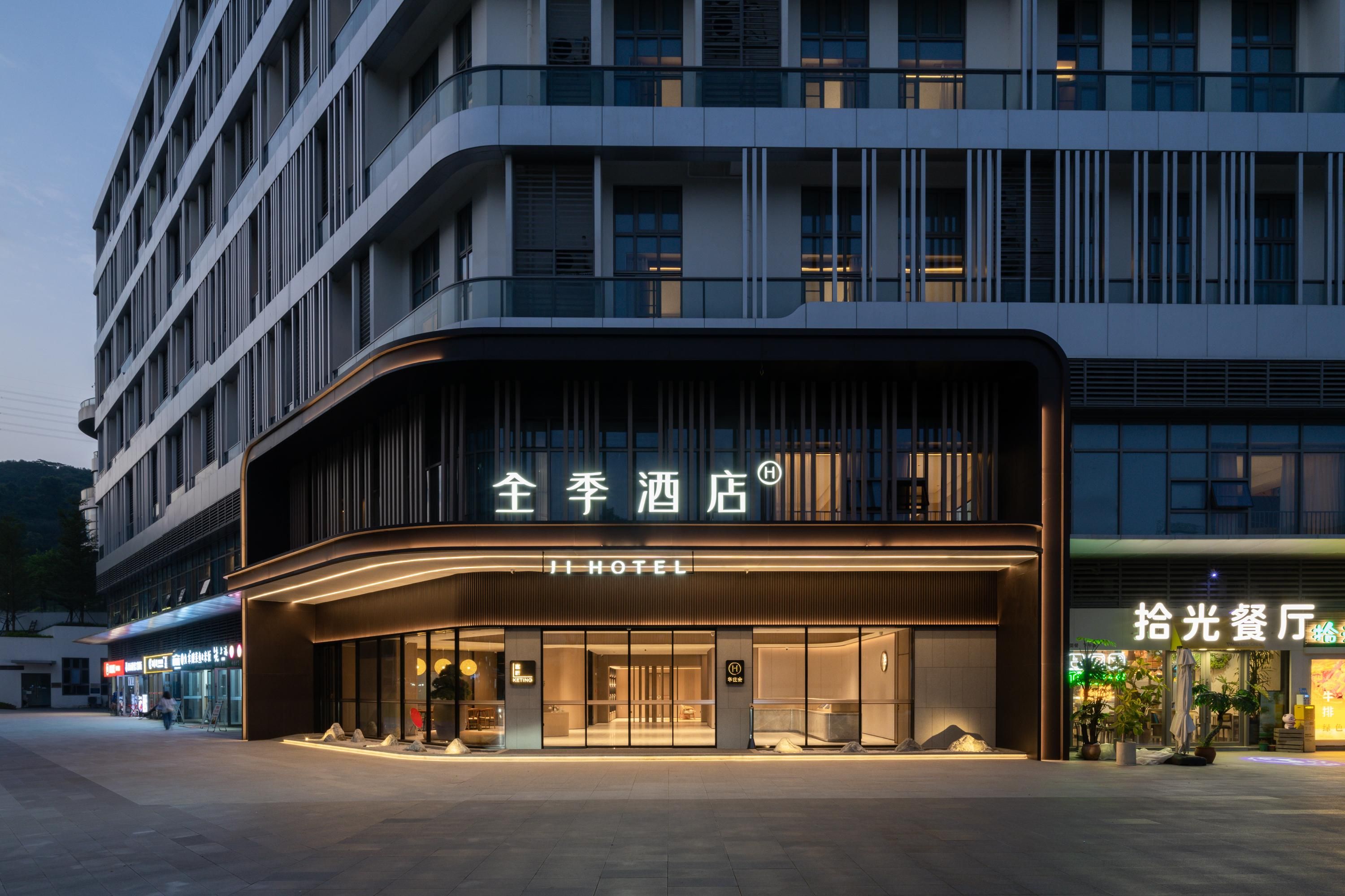 Un hôtel doté d’une façade moderne, de grandes fenêtres en verre et d’une entrée imposante.