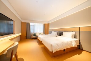 A modern hotel room with two beds, a desk, and a chair. - Ji Hotel Guangzhou Sun Yat-sen University Metro (Guangzhou)