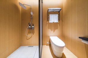 A modern bathroom with a shower, toilet, and towel rack. - Ji Hotel Guangzhou Sun Yat-sen University Metro (Guangzhou)