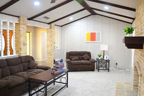 Living area - Spacious 4BR w/ Pool & Game Room • Near Randolph AFB • Extended Stay (Universal City)