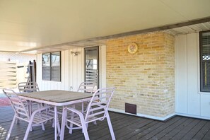 Outdoor dining - Spacious 4BR w/ Pool & Game Room • Near Randolph AFB • Extended Stay (Universal City)