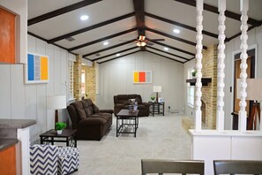 Lobby - Spacious 4BR w/ Pool & Game Room • Near Randolph AFB • Extended Stay (Universal City)