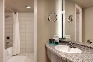 Serviettes fournies, savon, papier toilette