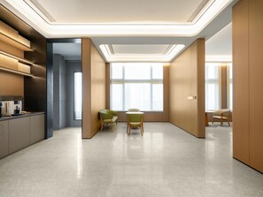 Una cocina moderna, bien iluminada, con electrodomésticos integrados y un diseño limpio y minimalista.