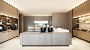 A modern kitchen with a central island, built-in appliances, and ample counter space. - Ji Hotel Guangzhou Baiyun Tinggang Metro Station (Guangzhou)