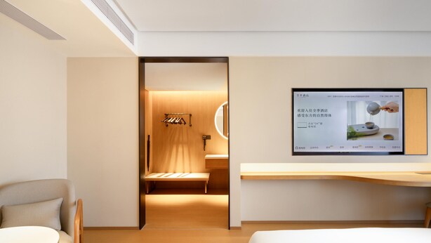 A modern hotel room with a bed, a desk, and a television mounted on the wall. - Ji Hotel Guangzhou Baiyun Tinggang Metro Station (Guangzhou)