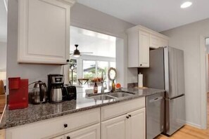 冰箱、微波炉、烤箱、炉灶