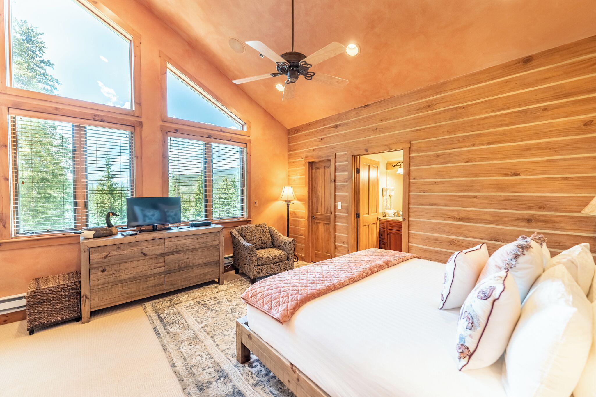 5 عدّة غرف نوم ومكواة/لوح كي وواي فاي وملاءات أسرّة