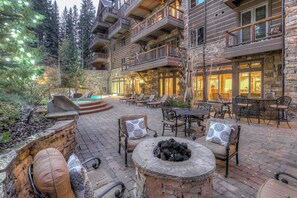 Outdoor dining - Skip the Ritz—Renovated Ski-In/Ski-Out Penthouse with Soaring 25-Ft Ceilings (Keystone)