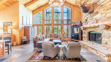 Een televisie en een open haard