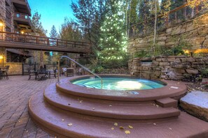 Bañera de hidromasaje al aire libre