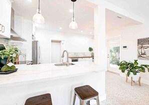 ثلاجة، ميكروويف، فرن، موقد طهي مسطح