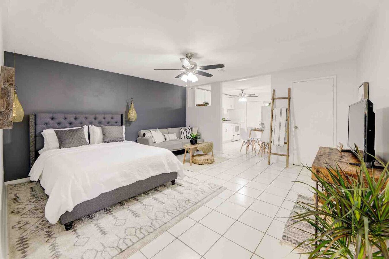 Een bureau, een strijkplank/strijkijzer, reisbedje, wifi