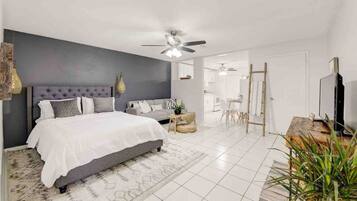 Schreibtisch, Bügeleisen/Bügelbrett, Reisekinderbett, WLAN