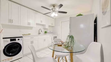 冷蔵庫、電子レンジ、オーブン、コンロ