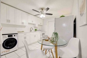 冷蔵庫、電子レンジ、オーブン、コンロ