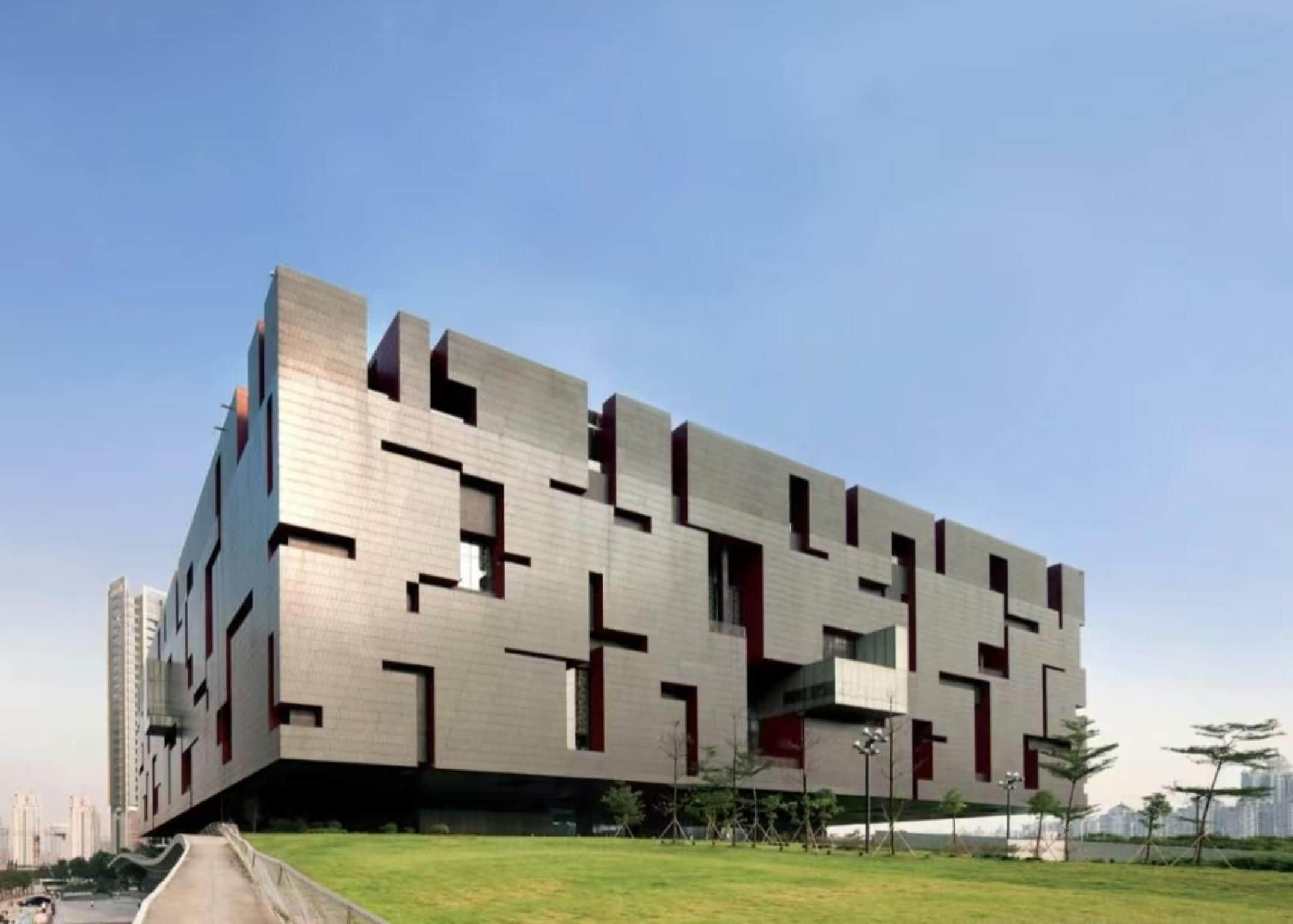 Un edificio moderno con un diseño geométrico único, con varios niveles y techo plano.