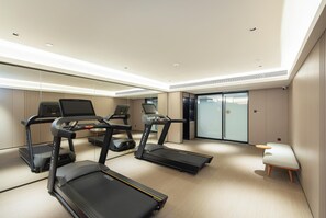 A modern fitness room with treadmills, a stationary bike, and a rowing machine. - Ji Hotel Guangzhou Modiesha Metro Station (Guangzhou)