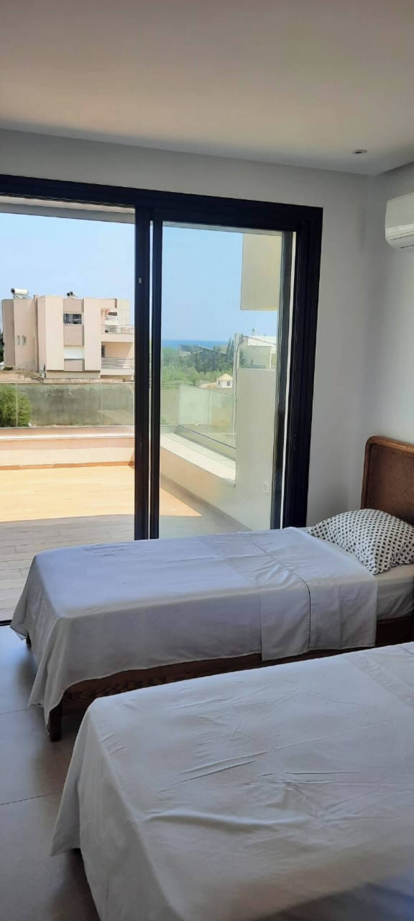 4 عدّة غرف نوم وواي فاي وملاءات أسرّة