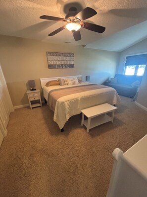 Iron/ironing board, free WiFi, bed sheets - The “Cozy Corner” is a charming 3-bedroom cottage on Lake Witmer in Wolcottville (Wolcottville)