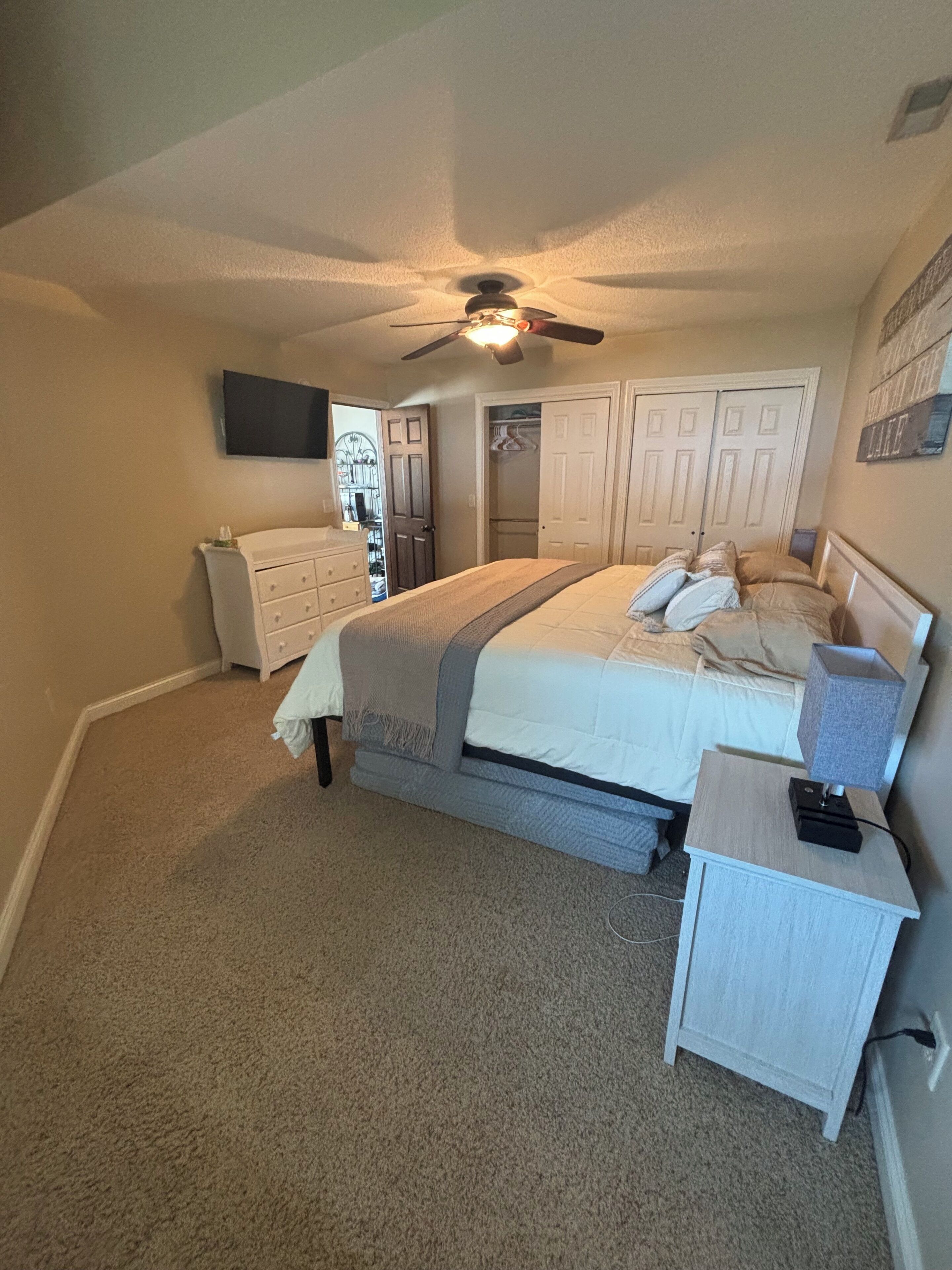 Fer et planche à repasser, lit parapluie, Wi-Fi gratuit, draps fournis