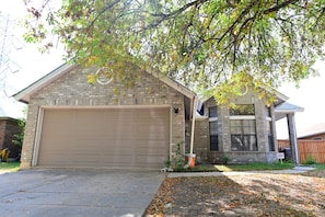 Exterior - Quiet 3BR/2BA Home Near AT&T Center | Furnished Mid-Term Stay (San Antonio)