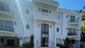 A large, white, multi-story building with a grand entrance, columns, and statues. - Luxurious 5-bedroom villa with AC, fitness room in Beverly Hills (Beverly Hills)