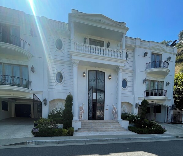 Exterior - Luxurious 5-bedroom villa with AC, fitness room in Beverly Hills (Beverly Hills)