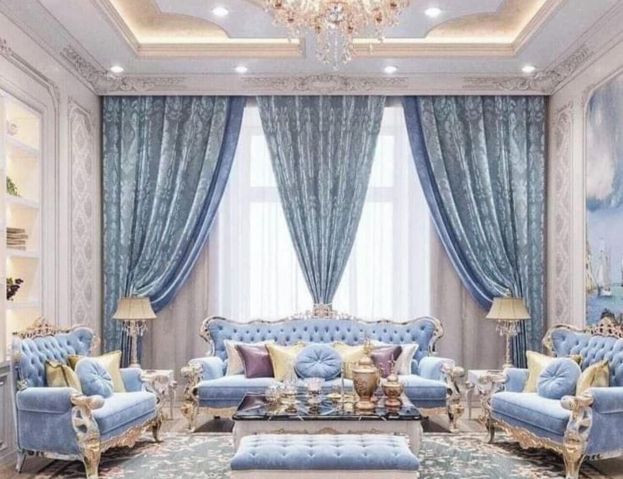 Quarto luxuoso com sofá estofado, poltronas combinando e uma mesa de centro decorativa.