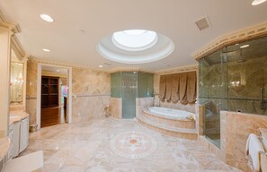 Bathroom - Luxurious 5-bedroom villa with AC, fitness room in Beverly Hills (Beverly Hills)