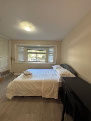 Iron/ironing board, free WiFi, bed sheets