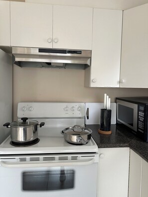 Réfrigérateur, micro-ondes, cafetière/bouilloire