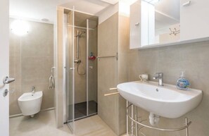 Hair dryer, towels, soap, toilet paper - Private room in shared apartment (verona)